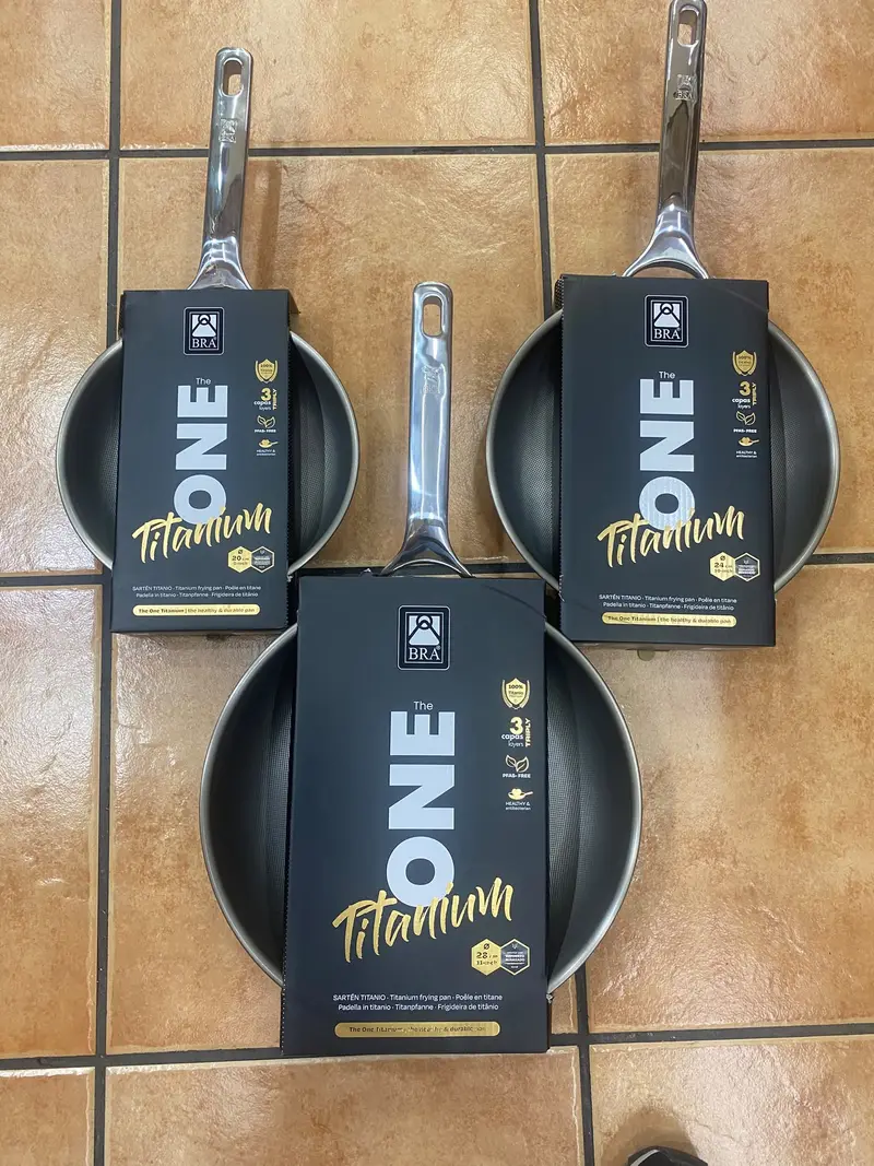 Tres paelles d’acer amb interior de titani, de 20, 24 i 28 cm