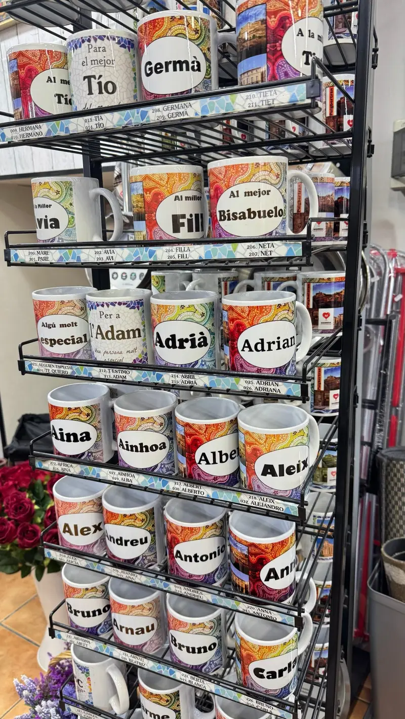 Expositor de tazas con nombres y dedicatorias